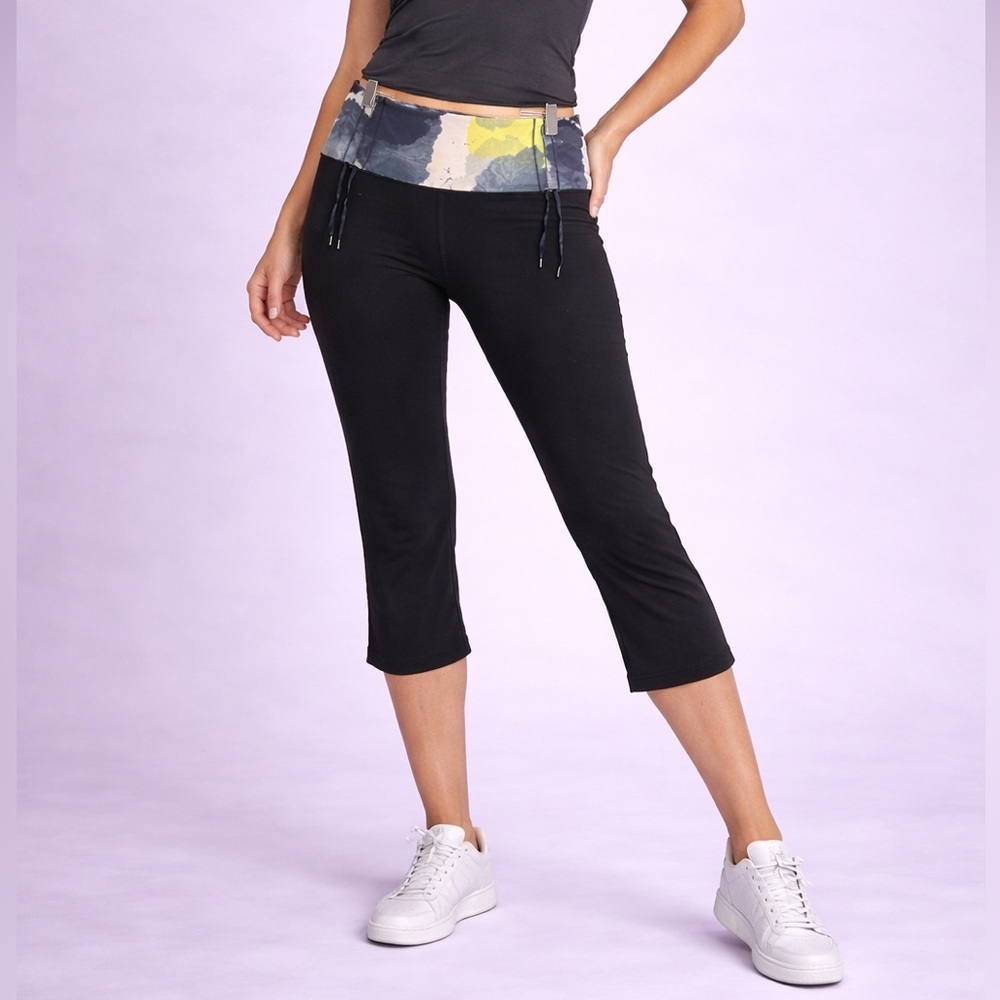 Lululemon Cropped Yoga Pants Size 8 Black w/ Abstract Waistband